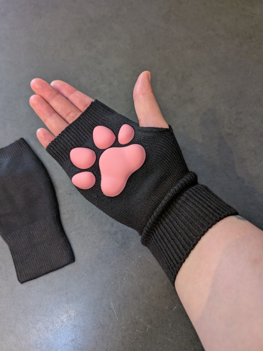 FREE W/ PURCHASE 🐾 NWOT Cashmere Blend 3D Silicone Paw Pad Gloves - OS